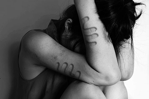 a veces con violencia,